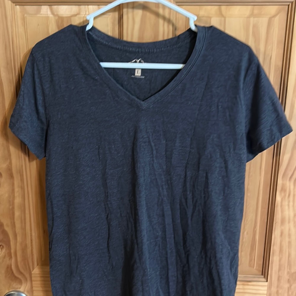 Women’s L Blue Mountain v neck tee